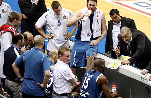 突出他的身 突出他的身